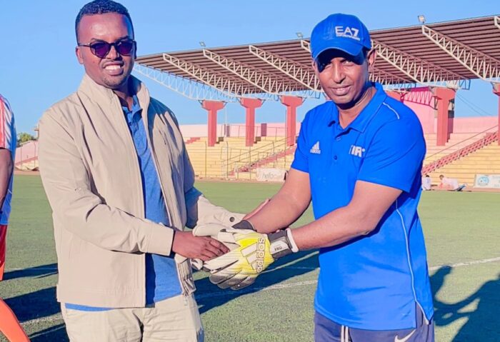instructeur invité, Abdirizaq Farah Omar AKA Goroje RIGHT serre la main du ministre Mohamed Mahdi PHOTO by GOROJE Goalkeeping Academy