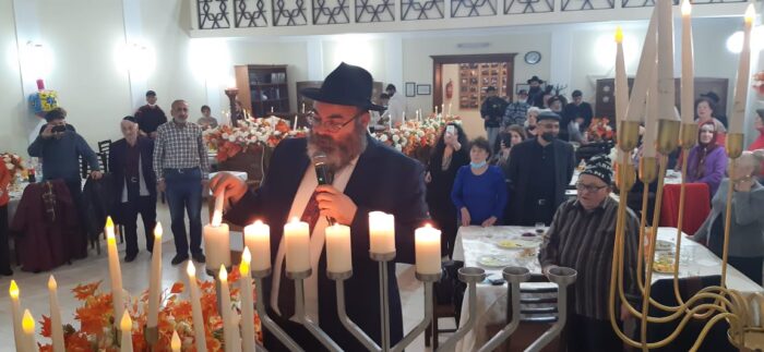 Rabbi Segal allumant les bougies de Hanoucca - Crédit photo Rabbi Segal