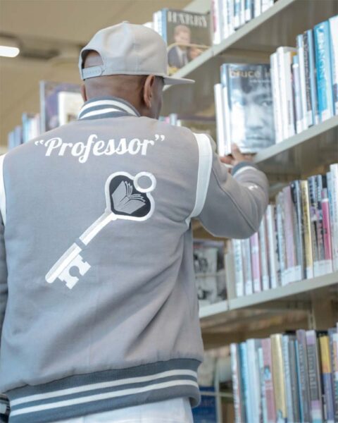 Professeur B. Dexterous, connu sous le nom de Pro, dans la bibliothèque.
