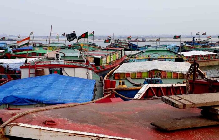 Des bateaux du Bangladesh échoués attendent après avoir chargé des éclats de pierre au port fluvial international de Dhubri. Photo: Shib Shankar Chatterjee.
