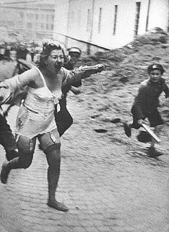 Femme juive poursuivie par des hommes et des jeunes pendant le pogrom de Lviv. Photo du domaine public
