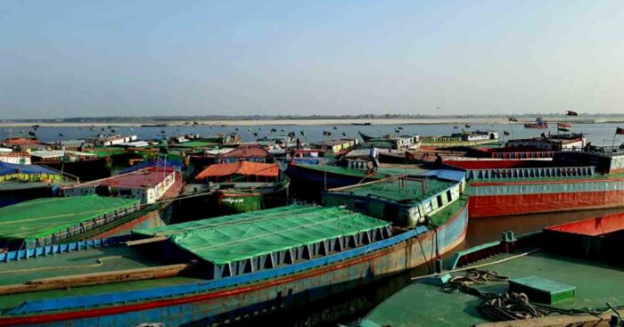Les barrages sur le Brahmapoutre provoquent l’attente des bateaux du Bangladesh après avoir chargé des éclats de pierre au port fluvial international de Dhubri. Photo: Shib Shankar Chatterjee.