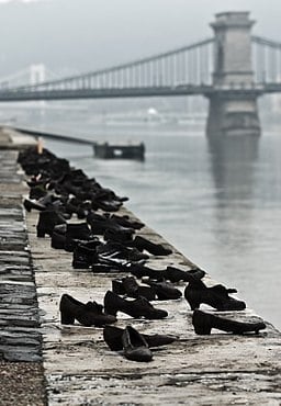 Chaussures sur la promenade du Danube. Nikodem Nijaki, CC BY-SA 3.0, via Wikimedia Commons