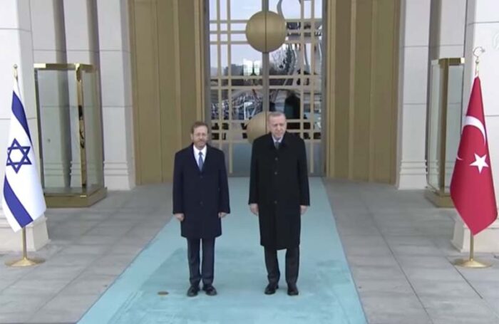 Visite présidentielle en Turquie. Isaac Herzog et le président turc Recep Tayyip Erdoğan se rencontrent. image instantanée youtube.