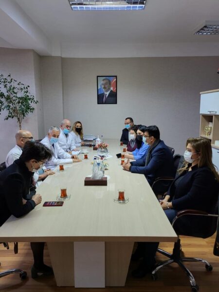 Dr. Mickey Gideon avec une équipe de médecins en Azerbaïdjan - Photo: courtesy Dr. Gideon