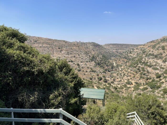 Judée-Samarie. Havot Yair vue imprenable depuis le bureau de Doron Ben-Zvi, terre qui attend ses habitants. Photo : Nurit Greenger