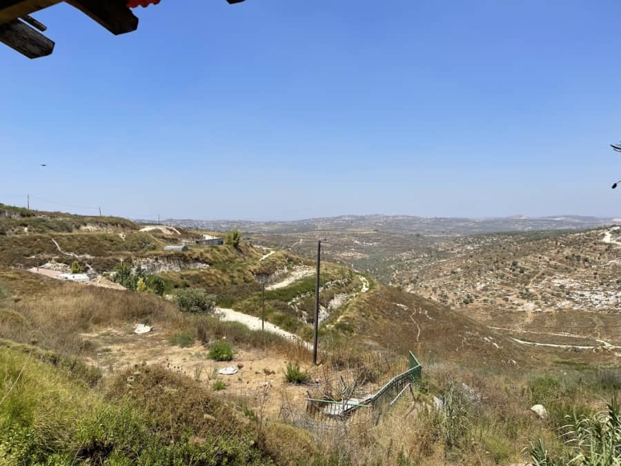 Vue imprenable depuis Havat Gilad, terre en attente du retour de ses habitants. Photo : Nurit Greenger