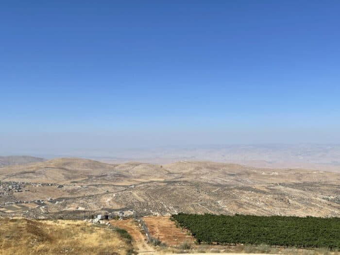 Vue de tom’s Farm: la vallée du Jourdain et les montagnes sur lesquelles se trouve Rabat Amon, la capitale de la Jordanie, de vastes terres attendent ses habitants. Photo : Nurit Greenger
