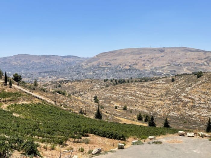 Elon Moreh-Mount Eval (à droite), Mount Grizim (à gauche), Nablus-Shchem entre les 2 Monts, depuis le balcon du restaurant Elon Moreh. Photo : Nurit Greenger