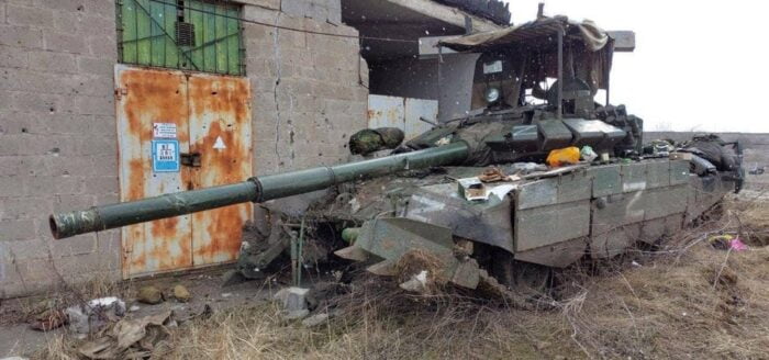 Guerre Russie-Ukraine insensée - char russe désactivé à Marioupol