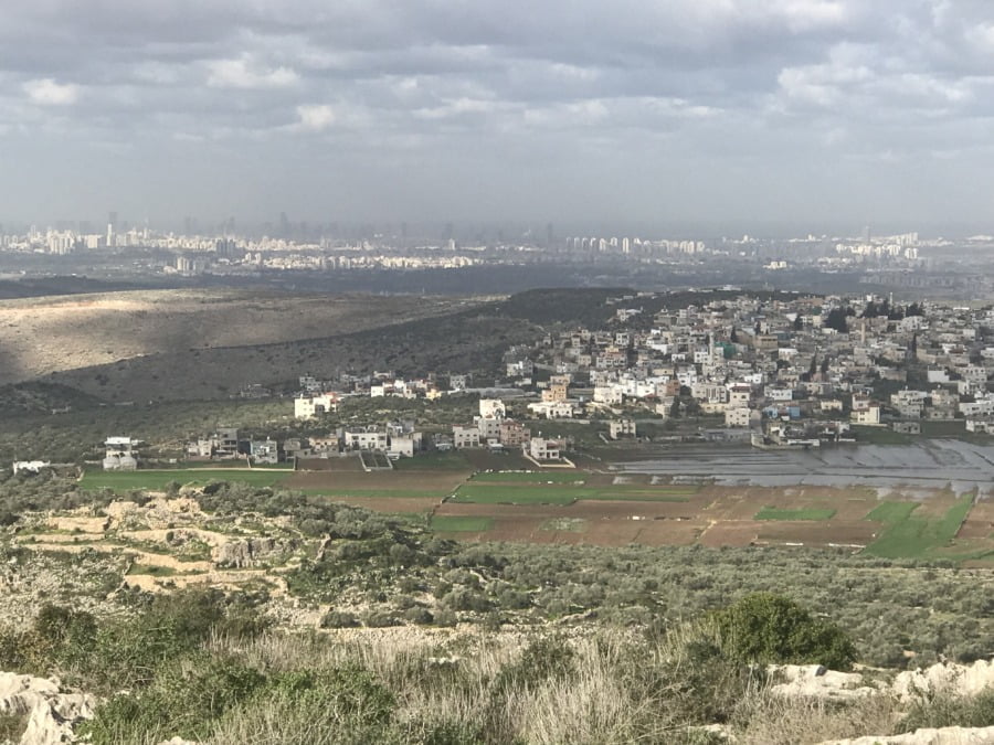 Vue à travers la nation d’Israël, point culminant de Shomron-Peduel "Terrasse du pays - vous pouvez voir les villes israéliennes au bord de la mer - Photo: Nurit Greenger