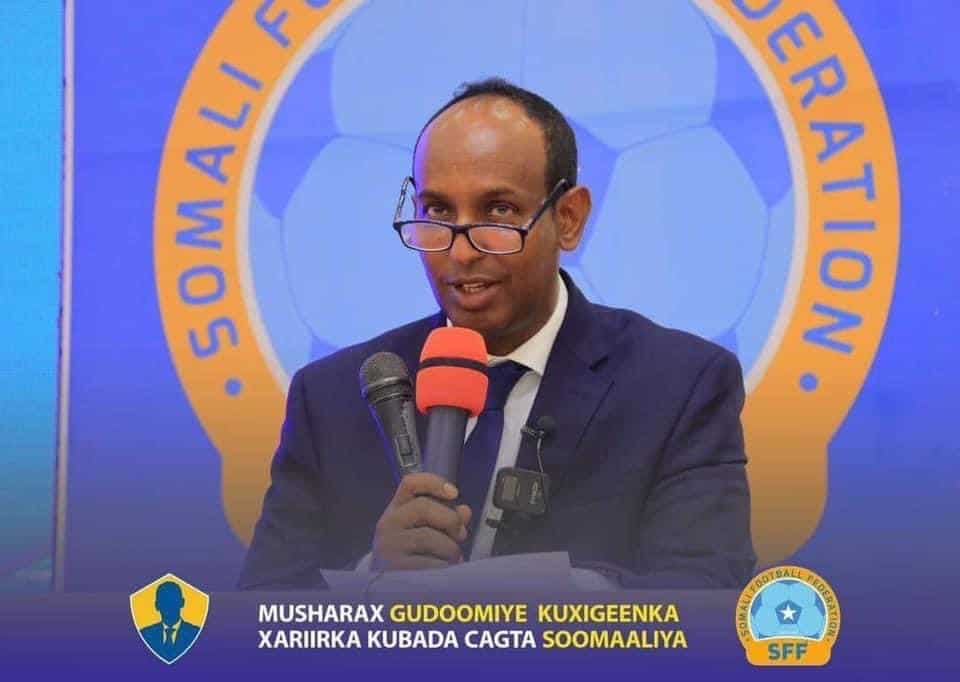 Abdirizaq Farah Omar alias Goroje annonçant sa candidature à la vice-présidence de la FA somalienne. Photo : Shafi’i Mohyaddin Abokar