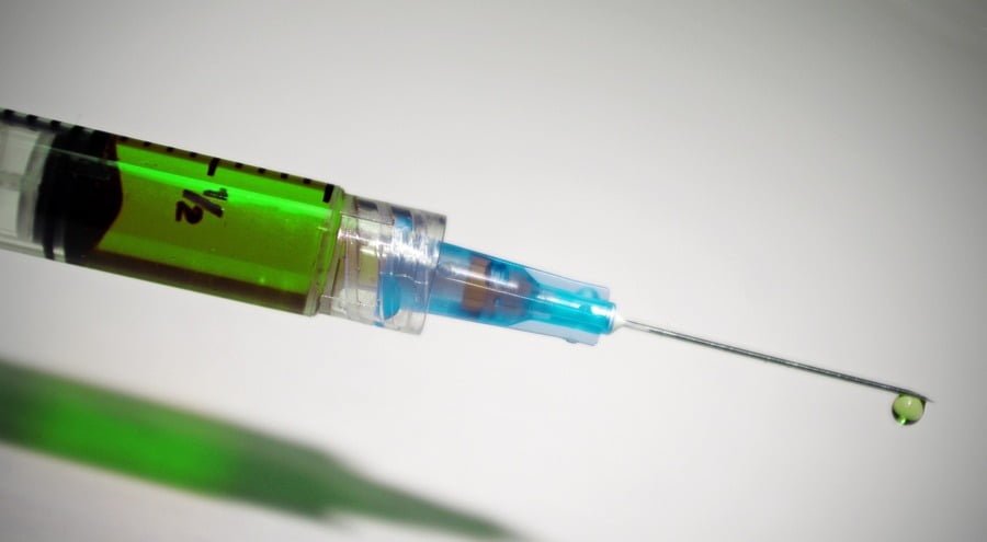 vaccin à seringue. Image par Liz Masoner de Pixabay