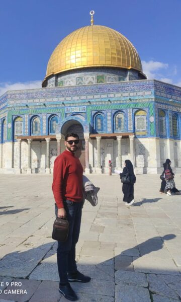 Arif devant la mosquée Al Aksa - photo Arif Hajiyev. 