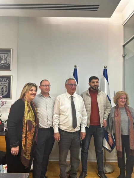 Au bureau du maire d’Herzliya, Moshe Fadlon, de gauche à droite: Eti El-Kiss, Dr. Yishay Falick, maire Moshe Fadlon, Arif Hajiyev, Nurit Greenger - Photo Nurit Greenger