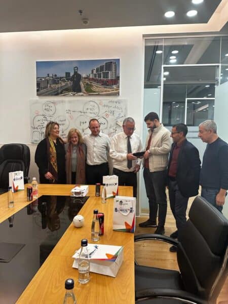 Arif reçoit la clé de la ville d’Herzliya; de gauche à droite: Eti El-Kiss, Nurit Greenger, le Dr Yishay Fakick, le maire d’Herzliya Moshe Fadlon, Arif, l’interprète d’Arif Hafiz Rahimov et le maire adjoint - photo Nurit Greenger