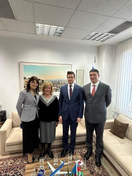 Zaur Hasanov et son épouse Husniyya Hasanova avec l’ambassadeur d’Israël en Azerbaïdjan, M. George Deek & écrivain Nurit Greenger - Photo Nurit Greenger
