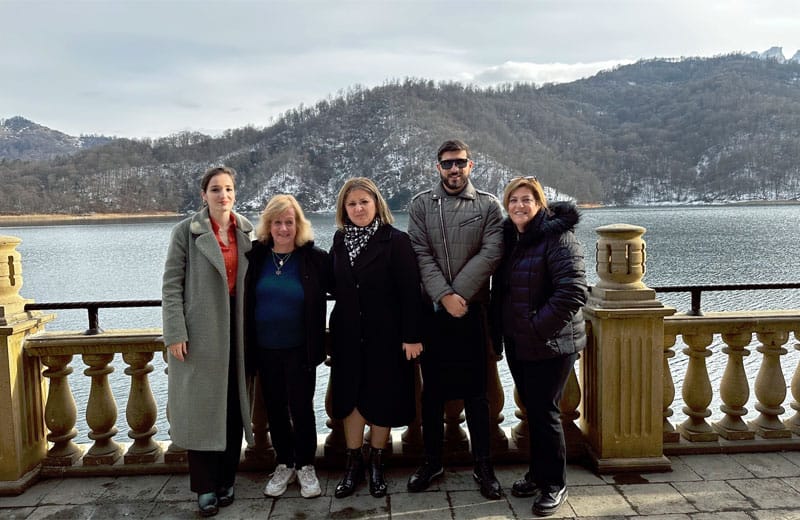 Au Blue Lake, Goygol, Azerbaïdjan, de gauche à droite: Ayten Rahimova représentante du Comité de la diaspora, Nurit Greenger, représentante du bureau exécutif, Arif Hajiyev, Eti El-Kiss - Photo Nurit Greenger