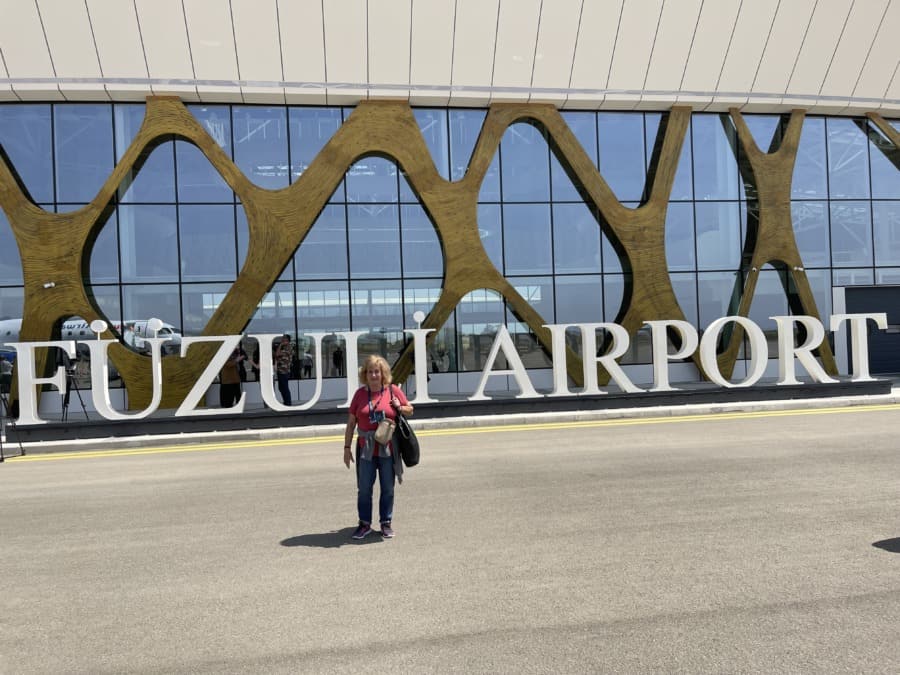 L’écrivain à l’aéroport de Fuzuli le 19 juin 2022 - photo Nurit Greenger