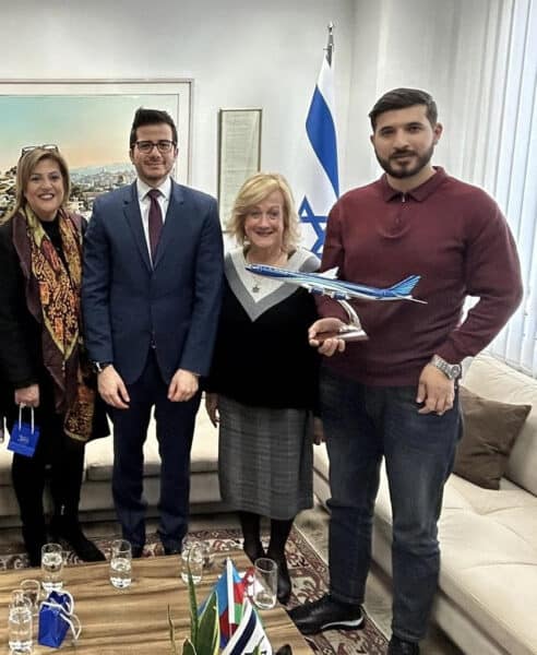 À l’ambassade d’Israël à Bakou, de gauche à droite: Eti El-Kiss, ambassadrice d’Israël en Azerbaïdjan, M. George Deek, Nurit Greenger, soldat Arif Hajiyev - Photo Nurit Greenger