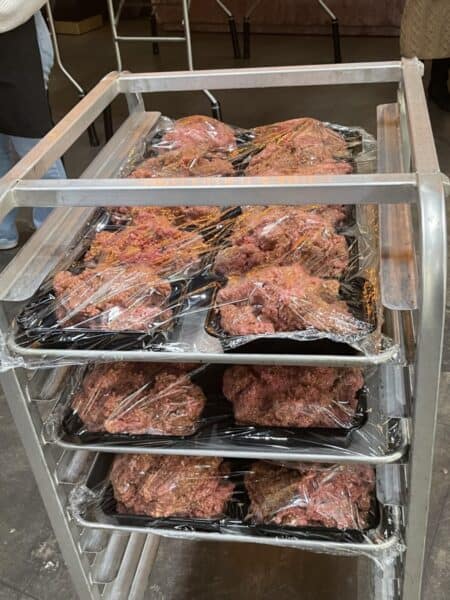 Bœuf haché prêt à être préparé en boulettes de viande - photo Nurit Greenger