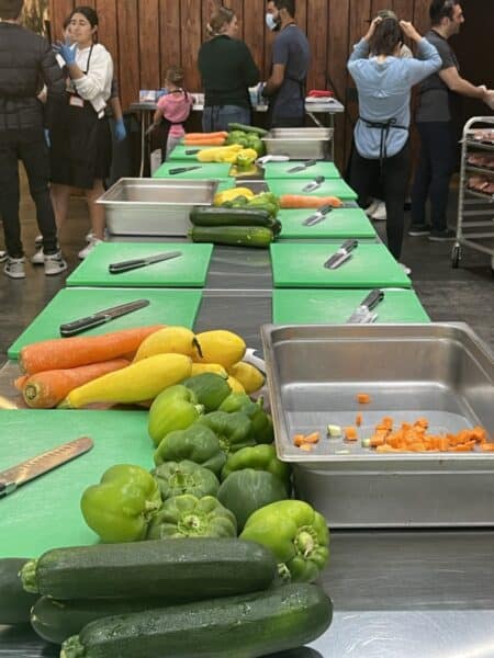 Les tables sont prêtes pour les bénévoles pour préparer la nourriture à OBKLA - Photo Nurit Greenger