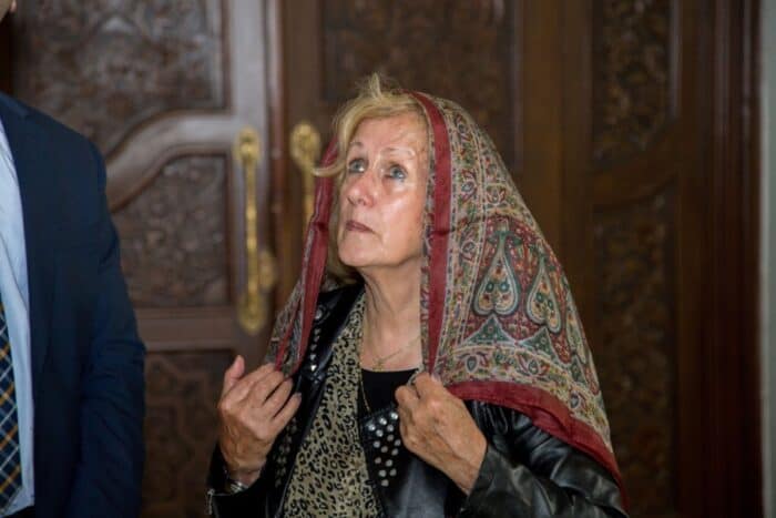 L’écrivain à l’entrée de la mosquée caucasienne Taza Pir - Mai 2017 - Photo Nurit Greenger