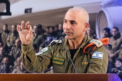 Le colonel (à la retraite) Golan Vach, commandant de la délégation, montre la pièce - Photo avec l’aimable autorisation de Tsahal