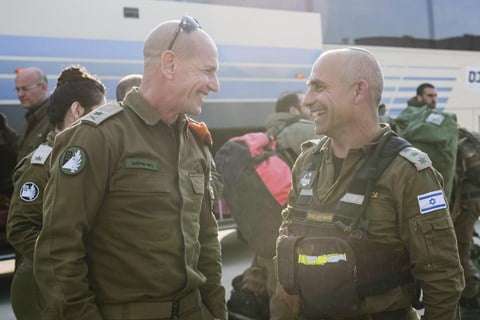 La délégation, son commandant, le colonel (à la retraite) Golan Vach, à droite, qui est le commandant d’IsraeL’unité nationale d’évacuation et de sauvetage de l - Photo avec l’aimable autorisation de Tsahal
