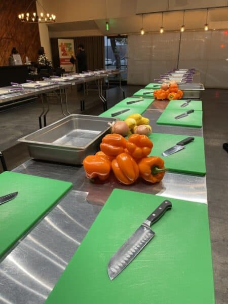 Les tables OBKLA prêtes pour un groupe de bénévoles - Photo Nurit Greenger