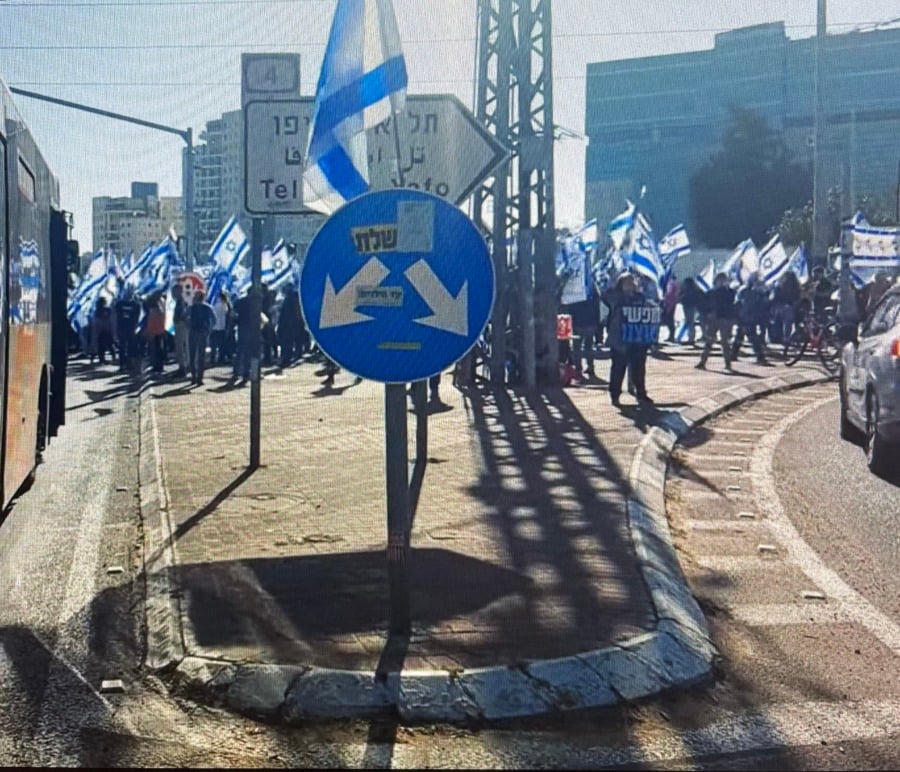 Les manifestants israéliens jeudi 9 mars 2023, 8h30 au plus fort de la circulation au carrefour de Ra’anana, Israël, des anarchistes bloquent la route - Capture d’écran vidéo du Dr Kedar