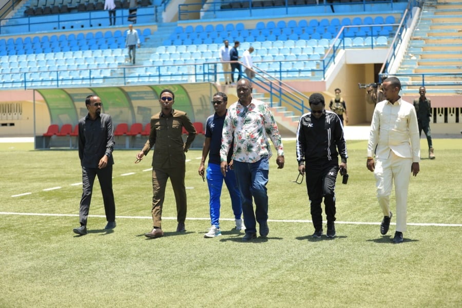 Le ministre somalien des Sports Mohamed Barre et le président du SFF Ali Abdi Mohamed au stade de Mogadiscio. Photo : Shafi’i Mohyaddin Abokar.