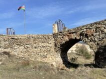 Le pont Khudafarin traverse la rivière Aras; le drapeau de l’Azerbaïdjan sur l’AzerbaïdjanDu côté ijan du pont et le drapeau de l’Iran de l’autre côté du pont - photo Nurit Greenger