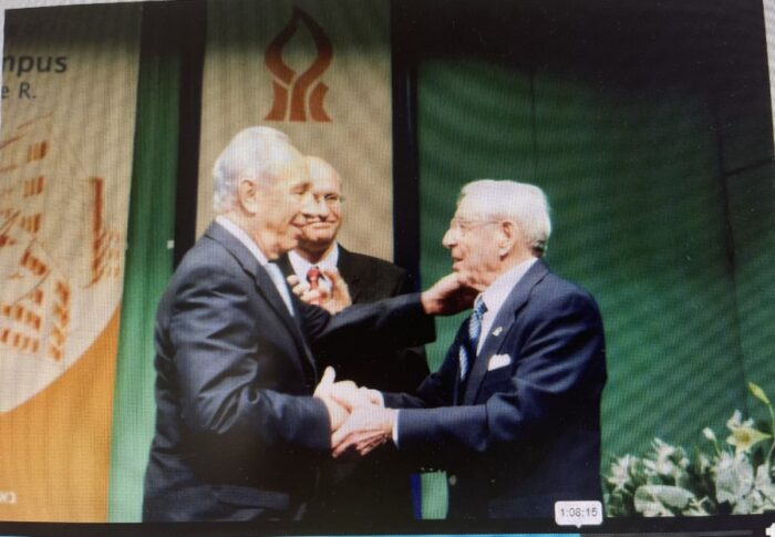 Howard Marcus à l’ouverture de BGU avec le président israélien Shimon Peres - capture d’écran de Who Are The Marcus