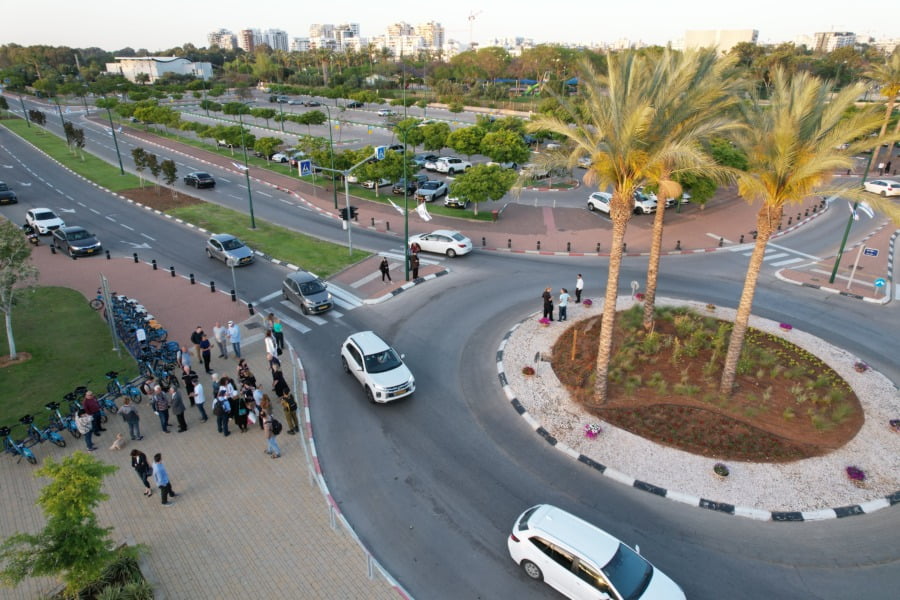 Le "Pilotes bénévoles-Mitchell Flint Square" au coin des rues Abie Natan et Yosef Nevo, ville d’Herzliya, Israël - Photo Eyal Ashkenazi