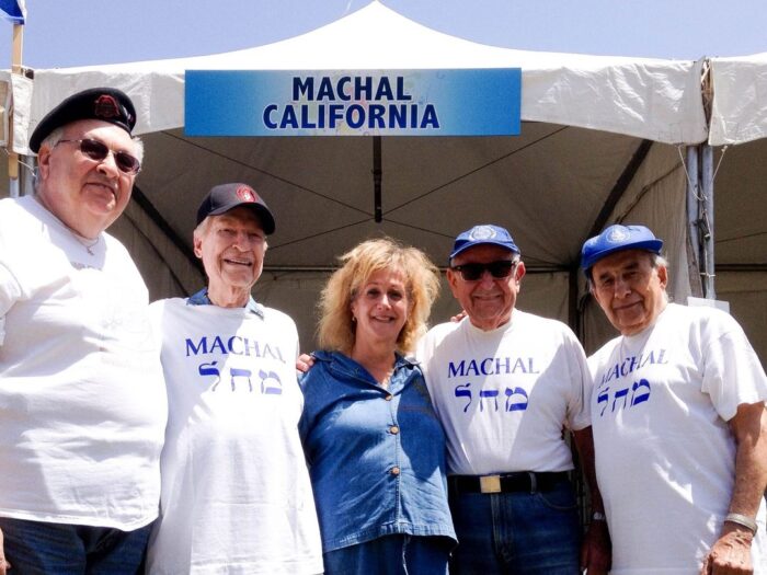 22 mai 2014 - l’écrivain avec les membres de MACHAL - Mitch Flint à ma droite, qui est venu aider Israël à gagner la guerre d’indépendance de 1948, lors de la célébration du Jour de l’indépendance d’Israël, Roxbury Park, Los Angeles, Californie - Photo Nurit Greenger