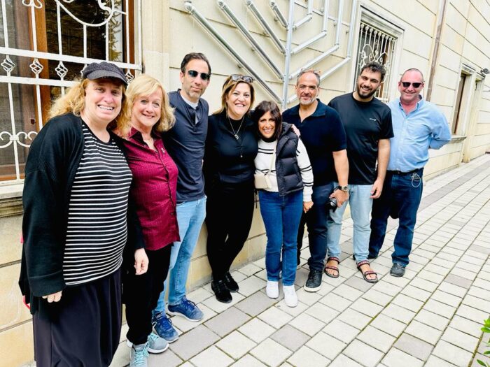 Le groupe de journalistes à l’hôtel de ville de Guba, Azerbaïdjan-2ème à partir de la gauche Nurit Greenger, présidente US-A Cultural Foundation & 4ème à partir de la gauche, Eti El-kiss, PDG de Cachet Worldwide Productions - photo Nuirt Greenger