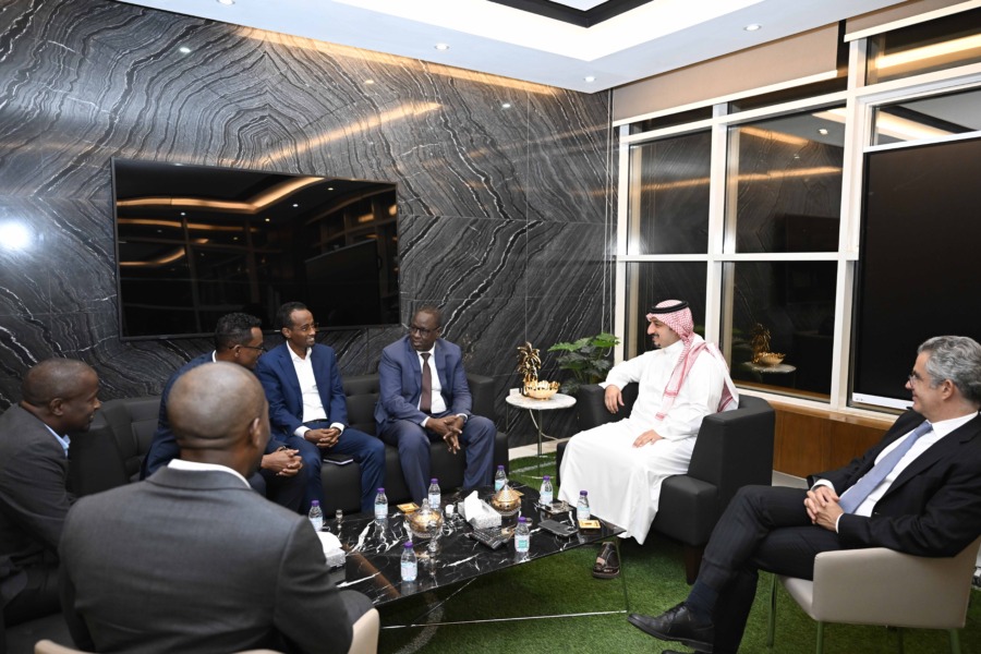 Le président de la SFF, Ali Abdi Mohamed, rencontre le président de la FA saoudienne, Yasser Al Misehal. Photo gracieuseté de la Fédération saoudienne de football.