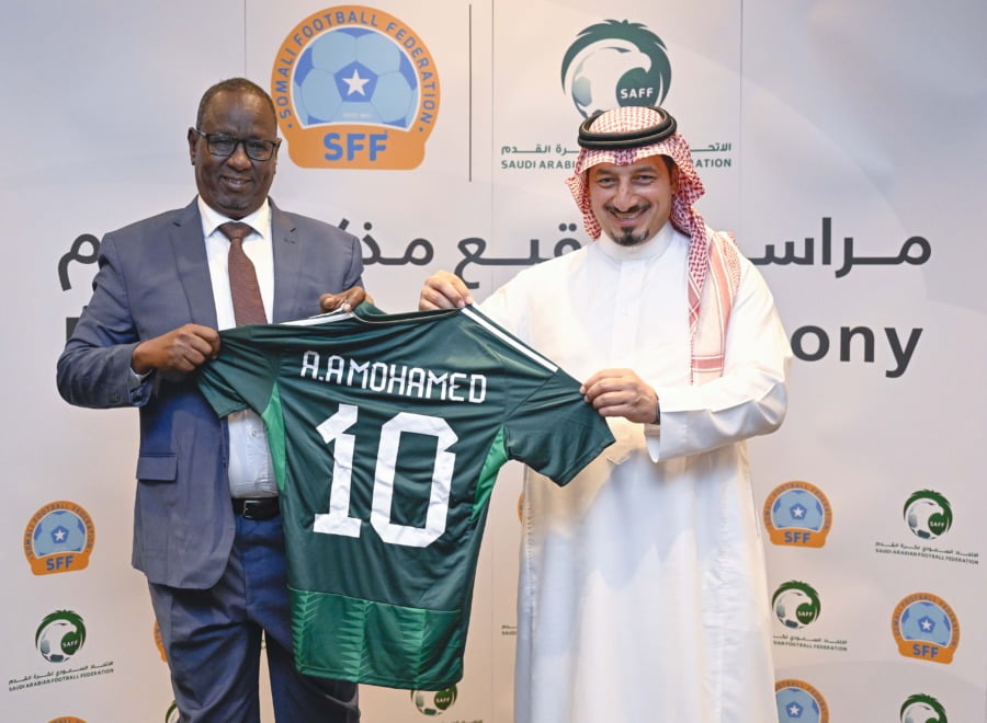 Le président de la SFF, Ali Abdi Mohamed, a reçu le maillot de l’équipe nationale saoudienne. Photo gracieuseté de la Fédération saoudienne de football.