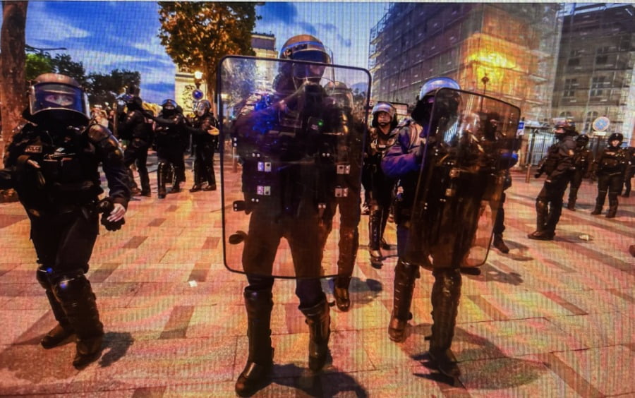 D Social et culturelLa police anti-émeute sécurise la zone en face de l’Arc de Triomphe, Paris, France, au milieu des craintes d’une autre nuit d’affrontements avec les manifestants - Capture d’écran