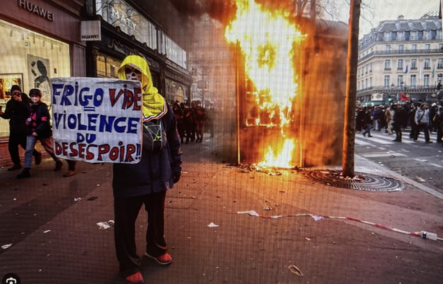 Les émeutes de la réforme en France - la municipalité de Bordeaux a été incendiée, la visite du roi Charles a été annulée - capture d’écran