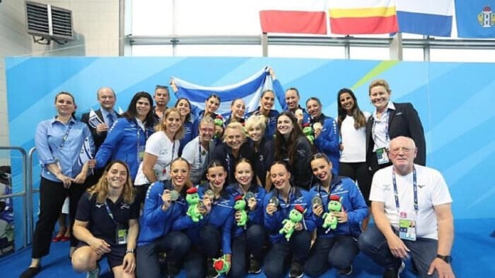 Triomphe du symbolisme du renouveau. L’équipe israélienne de nageurs artistiques qui a remporté l’or aux Jeux européens - Photo Fédération israélienne de natation