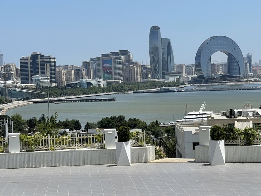 Ville de Bakou le long de la baie de la mer Caspienne - vue depuis une fenêtre d’hôtel, 16 juin 2022 - Photo Nurit Greenger
