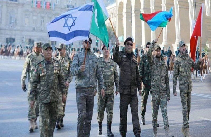 Azerjbaijan - Des soldats défilent après la 2e victoire de la guerre du Karabakh, les militaires azerbaïdjanais marchent avec leur drapeau national et le drapeau d’Israël, célébrant l’alliance
