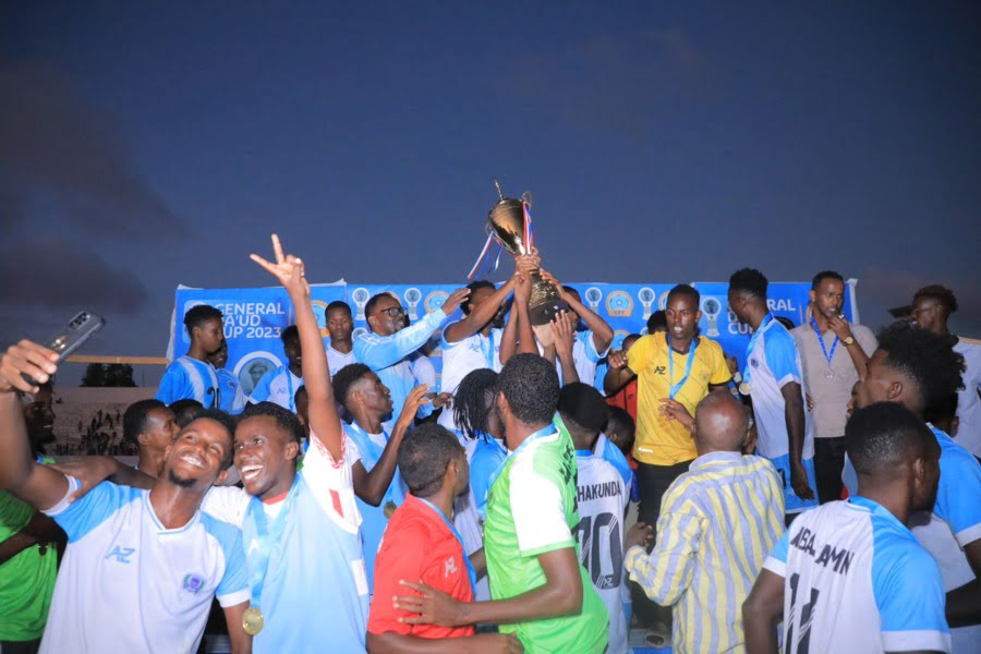 jubilatoires vainqueurs de la Coupe Général Daa’uud. Photo : Adnan Mohamed Sharif