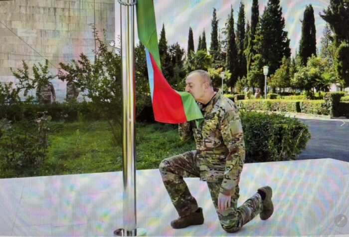 Après l’opération militaire, le président azerbaïdjanais Ilham Aliyev a hissé le drapeau de son pays au-dessus de la ville libérée de Martakert, en Azerbaïdjan, dans le district tartare d’AZerbaijan, réaffirmant le contrôle de son pays sur le territoire-capture d’écran
