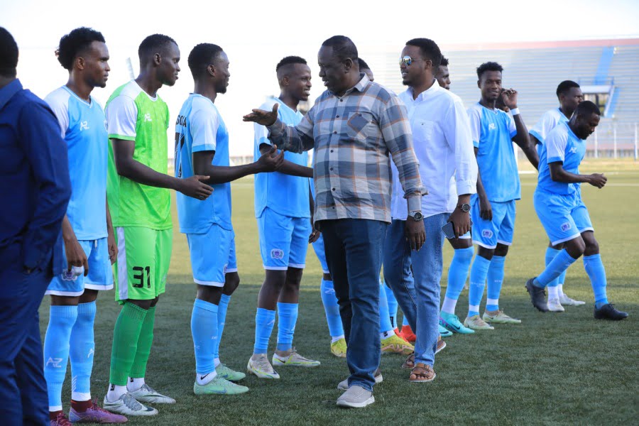 Ali Abdi Mohamed salue l’équipe du Dekedda SC lors d’un événement de la Communauté de l’Afrique de l’Est. Photo d’Abdi Malik Muhudin.