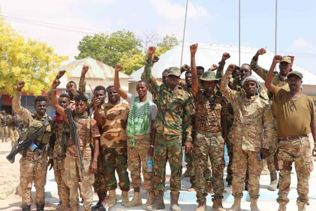 Khalif Omar et ses hommes célèbrent à El Dheer après leur victoire sur Al Shabaab