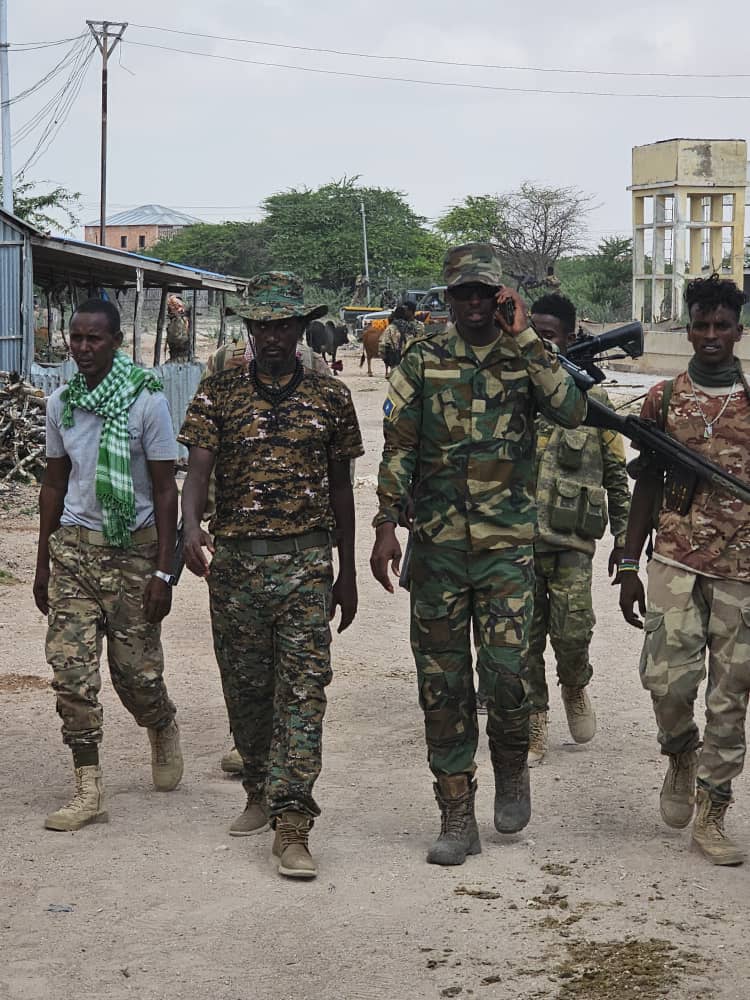Khalif Omar et ses hommes marchent dans El Dheer après avoir vaincu les millitants d’Al Shabaab