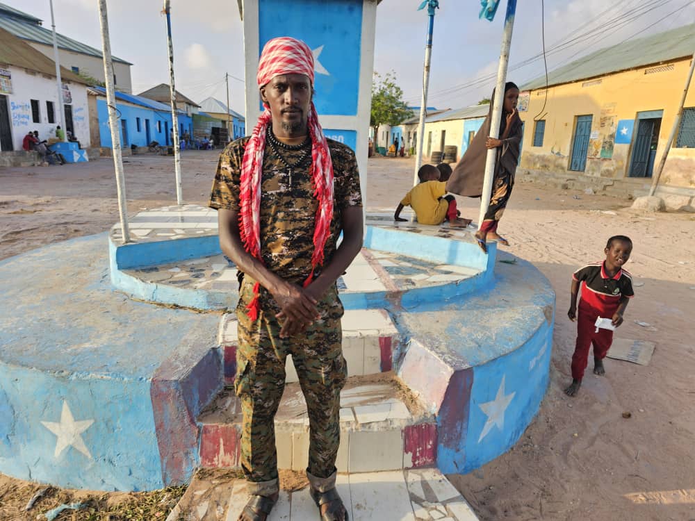 le chef des combattants de la liberté, Khalif Omar Moalim Nur, à Harar dheer, l’ancien fief des pirates alliés d’Al Shabaab